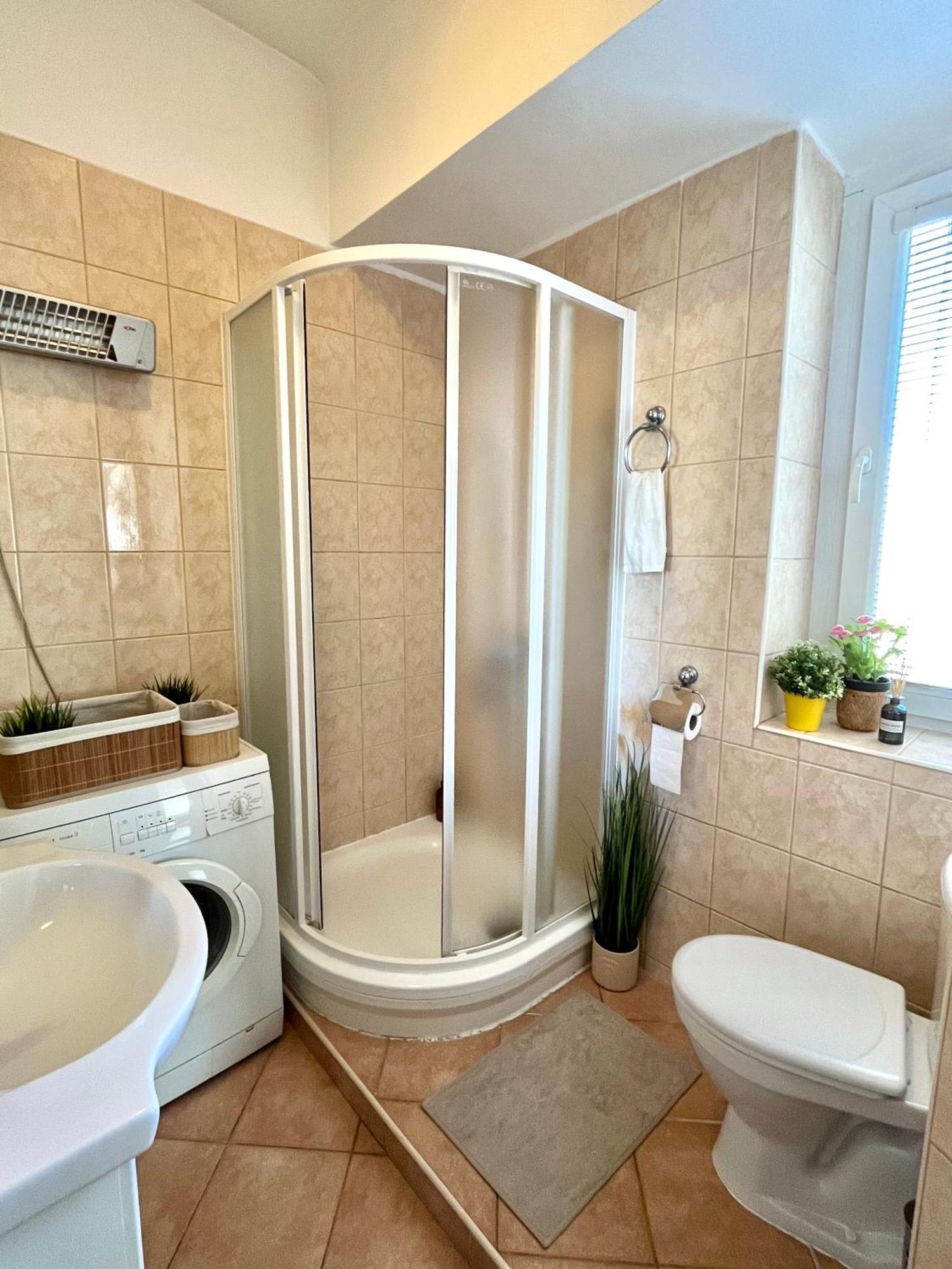 Apartment Caroline - Old Town, Ac Братислава Екстериор снимка