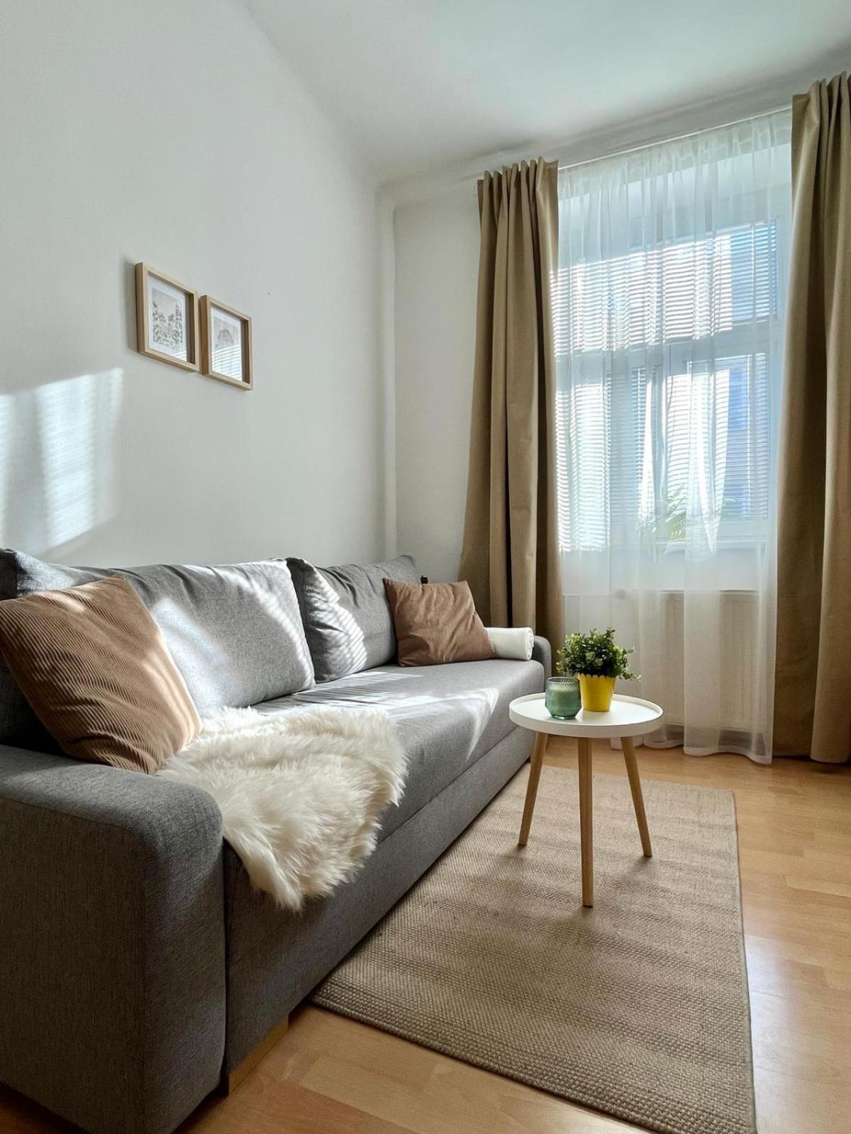 Apartment Caroline - Old Town, Ac Братислава Екстериор снимка