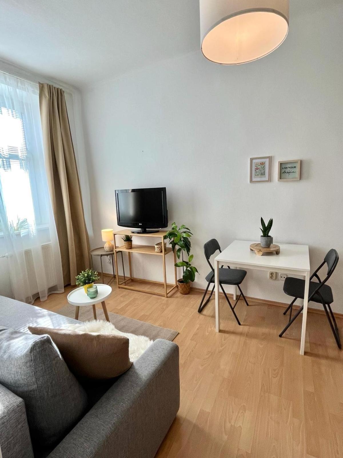 Apartment Caroline - Old Town, Ac Братислава Екстериор снимка