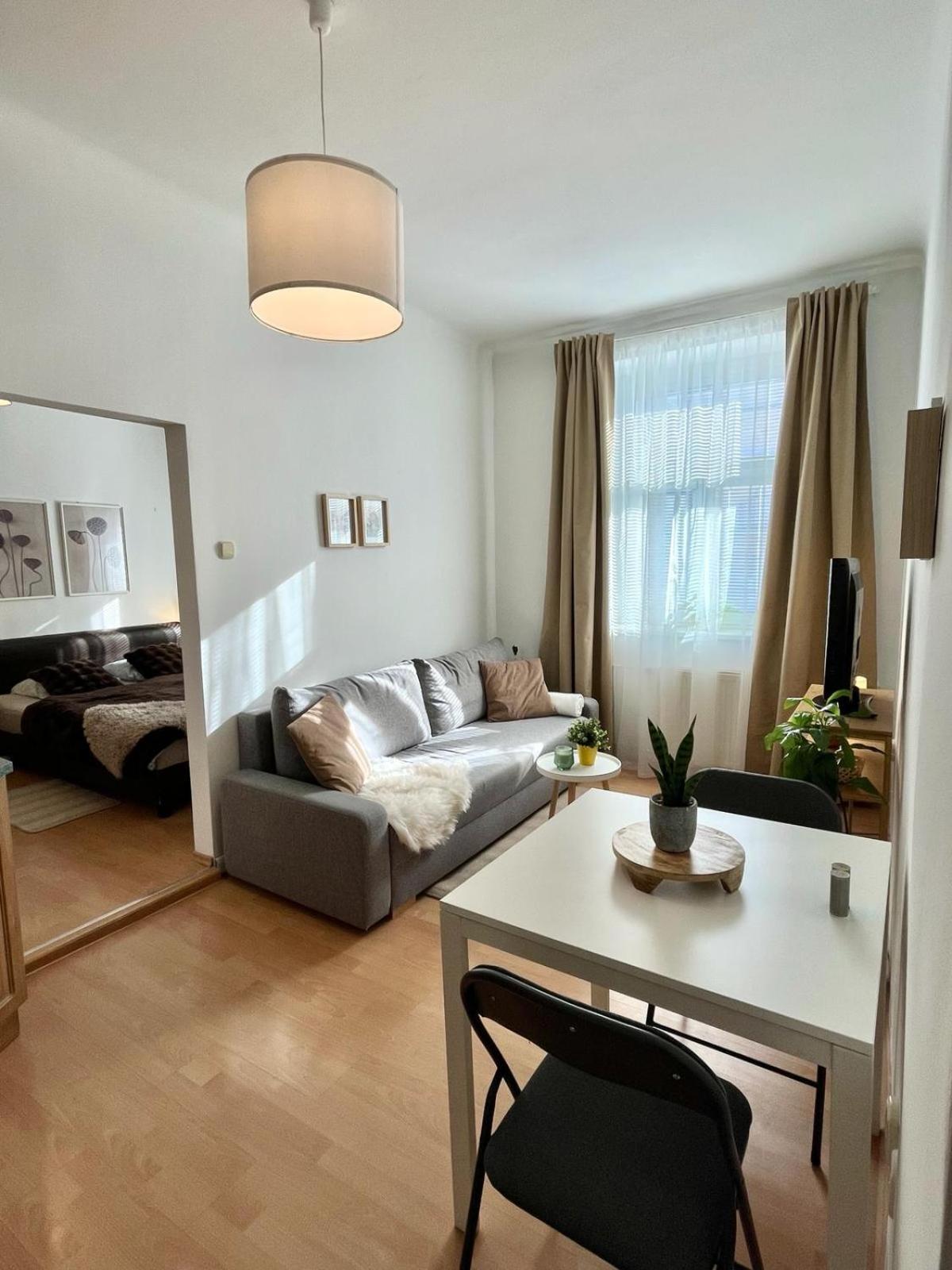 Apartment Caroline - Old Town, Ac Братислава Екстериор снимка